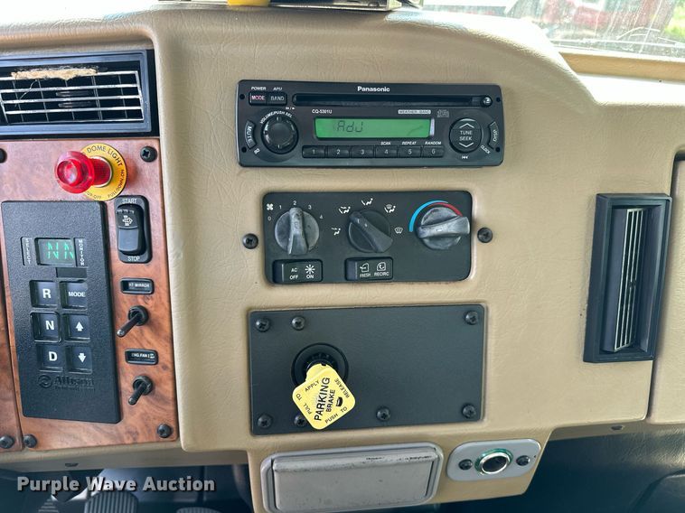 image for item OC9046 2008 Peterbilt 335  box truck