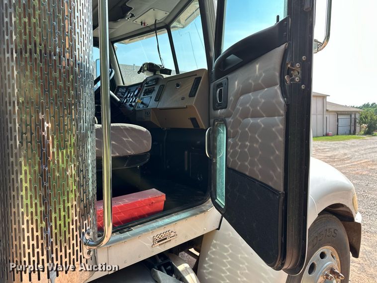 image for item OC9046 2008 Peterbilt 335  box truck