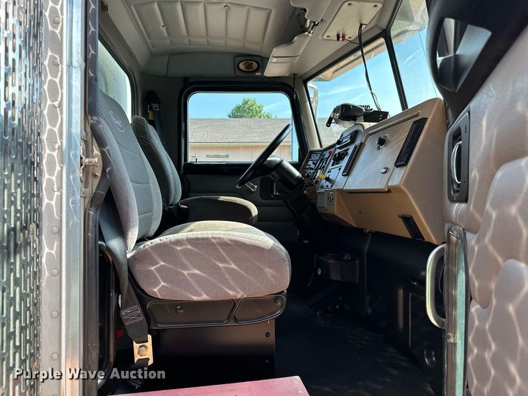 image for item OC9046 2008 Peterbilt 335  box truck