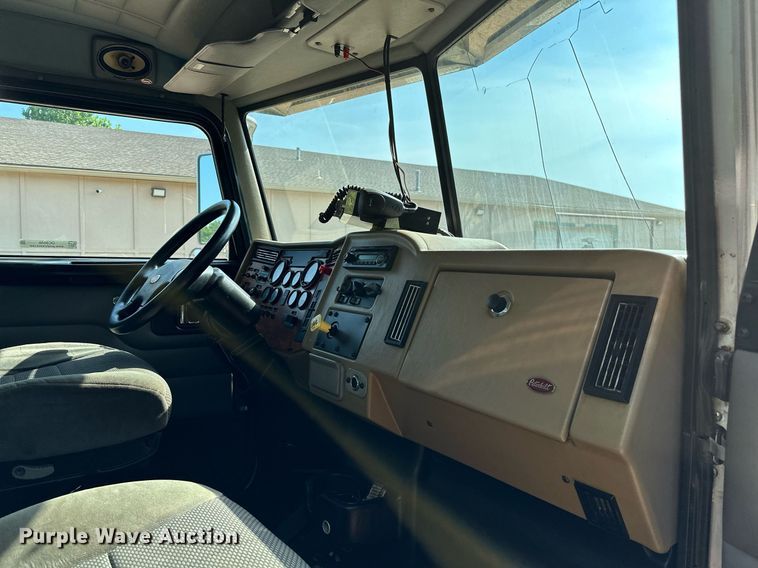 image for item OC9046 2008 Peterbilt 335  box truck