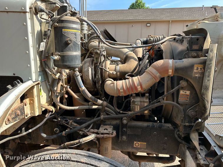 image for item OC9046 2008 Peterbilt 335  box truck