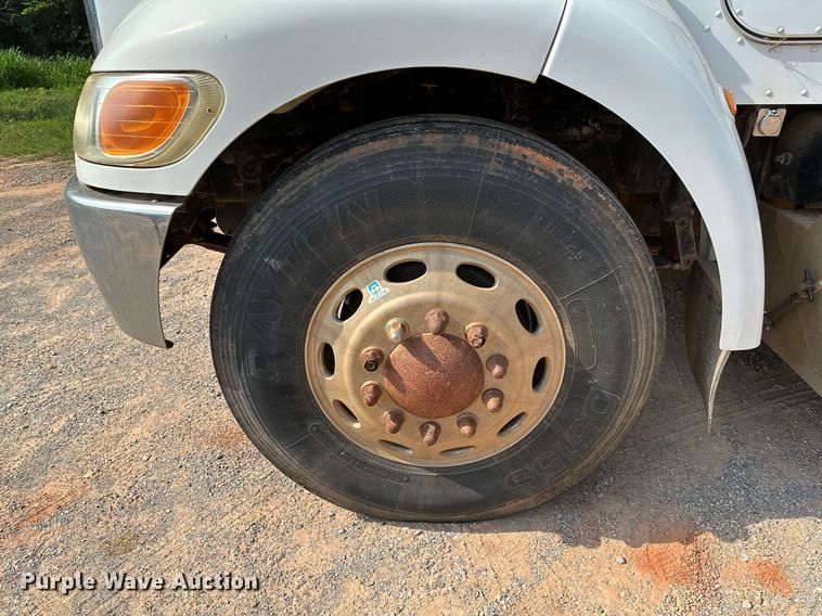 image for item OC9046 2008 Peterbilt 335  box truck