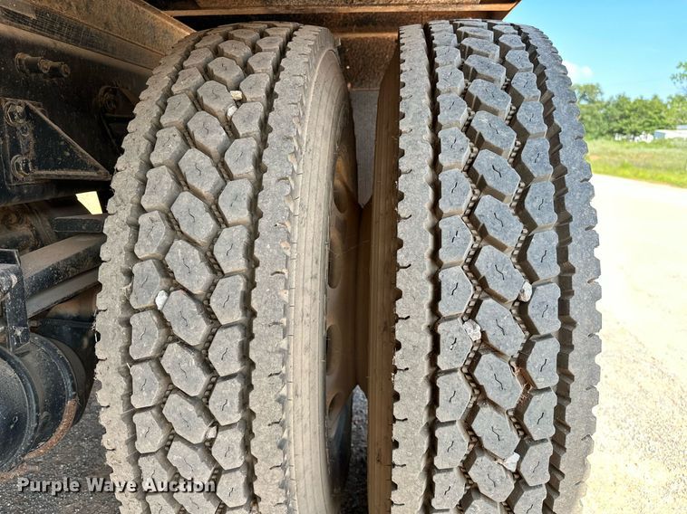 image for item OC9046 2008 Peterbilt 335  box truck