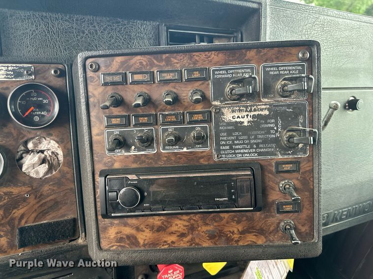 image for item AF9633 1996 Kenworth T800  dump truck