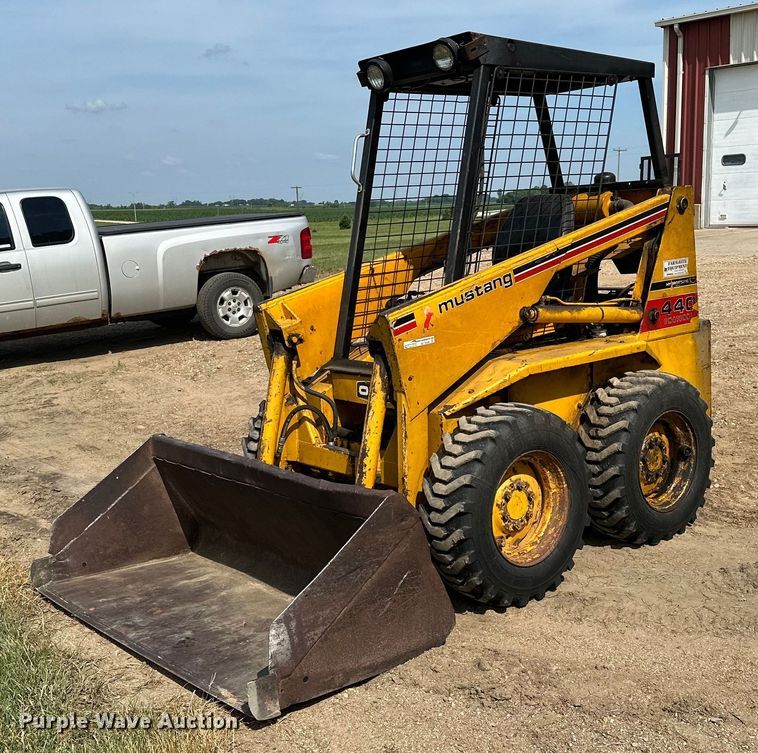 image for item AF9640 1977 Owatonna Mustang 440  skid steer loader
