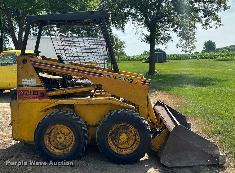 image for item AF9640 1977 Owatonna Mustang 440  skid steer loader