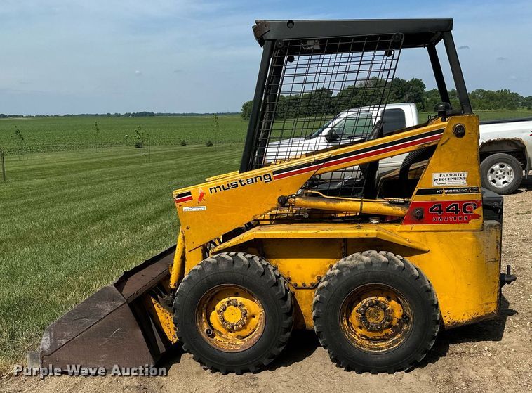 image for item AF9640 1977 Owatonna Mustang 440  skid steer loader