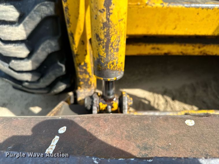 image for item AF9640 1977 Owatonna Mustang 440  skid steer loader