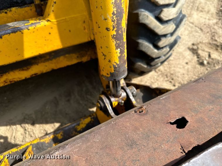 image for item AF9640 1977 Owatonna Mustang 440  skid steer loader