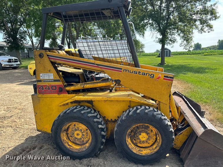 image for item AF9640 1977 Owatonna Mustang 440  skid steer loader