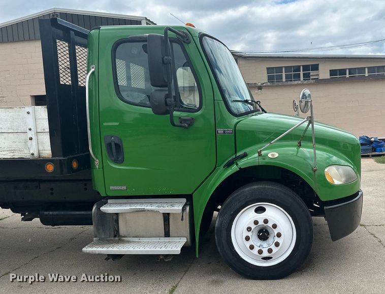 image for item AF9652 2005 Freightliner Business Class M2  dump flatbed truck