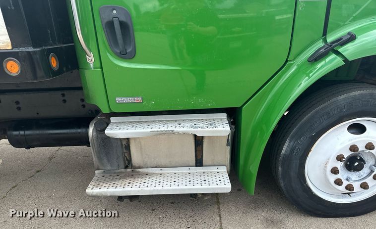 image for item AF9652 2005 Freightliner Business Class M2  dump flatbed truck