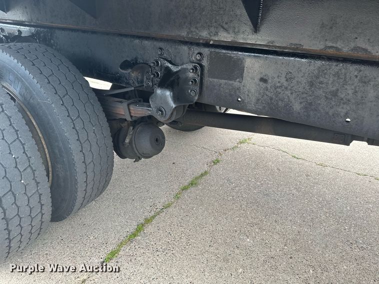 image for item AF9652 2005 Freightliner Business Class M2  dump flatbed truck