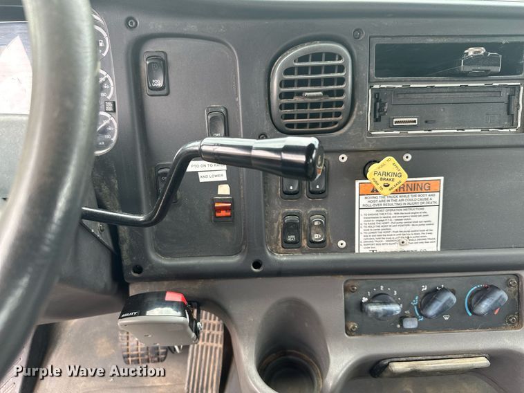 image for item AF9652 2005 Freightliner Business Class M2  dump flatbed truck