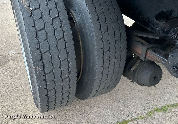 image for item AF9652 2005 Freightliner Business Class M2  dump flatbed truck