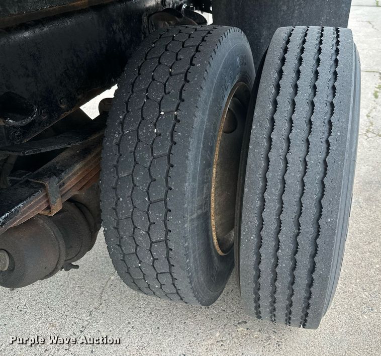 image for item AF9652 2005 Freightliner Business Class M2  dump flatbed truck