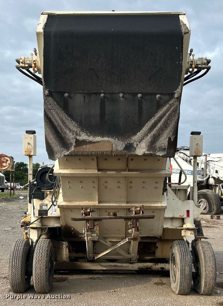 image for item DI7887 2002 Cedarapids MS-4  shuttle buggy material transfer unit