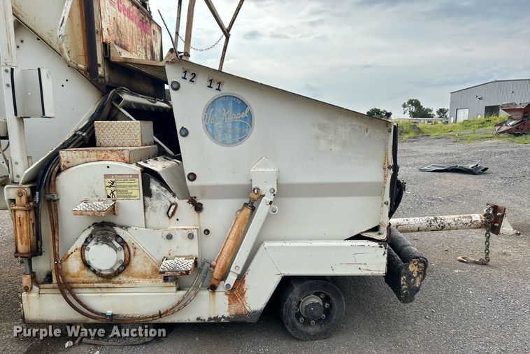 image for item DI7887 2002 Cedarapids MS-4  shuttle buggy material transfer unit