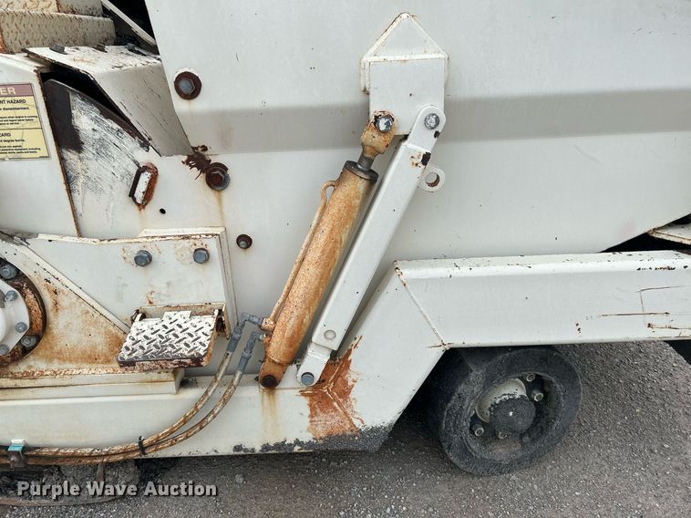 image for item DI7887 2002 Cedarapids MS-4  shuttle buggy material transfer unit