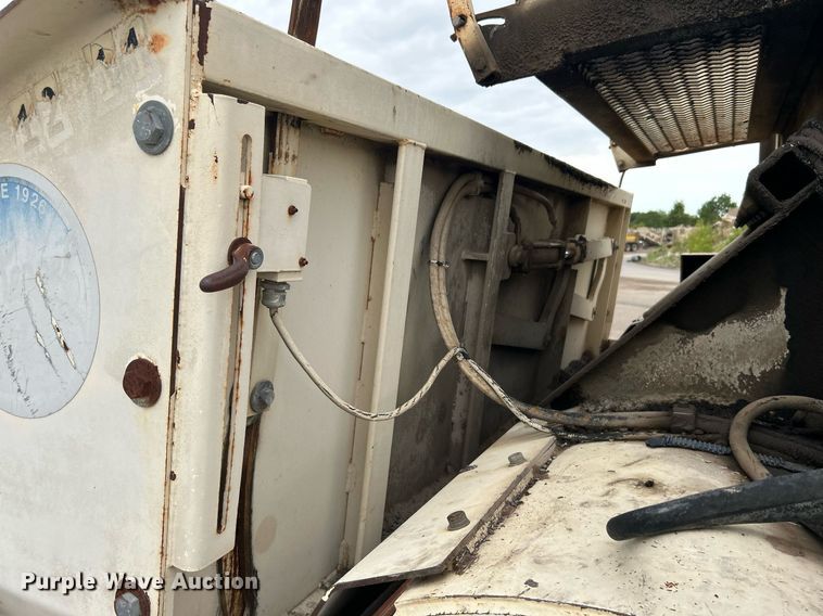 image for item DI7887 2002 Cedarapids MS-4  shuttle buggy material transfer unit