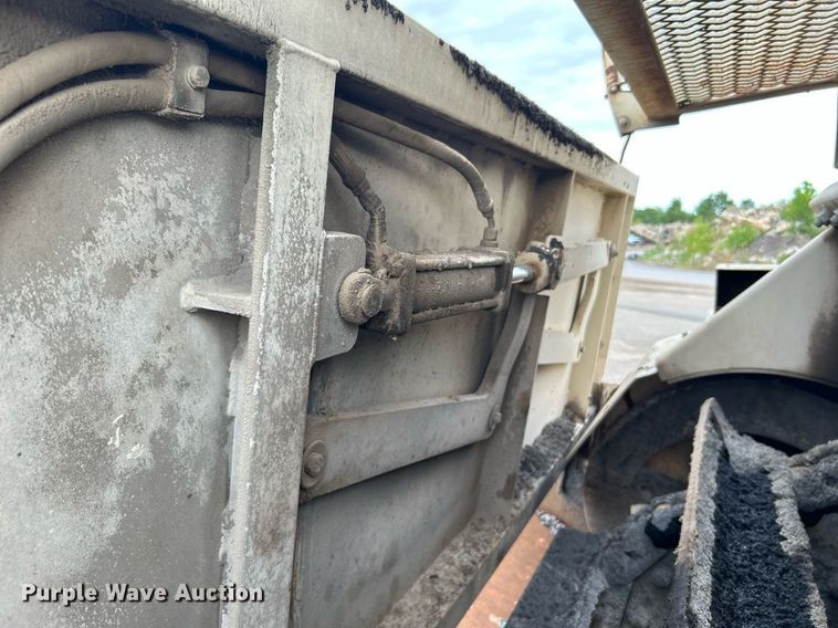 image for item DI7887 2002 Cedarapids MS-4  shuttle buggy material transfer unit