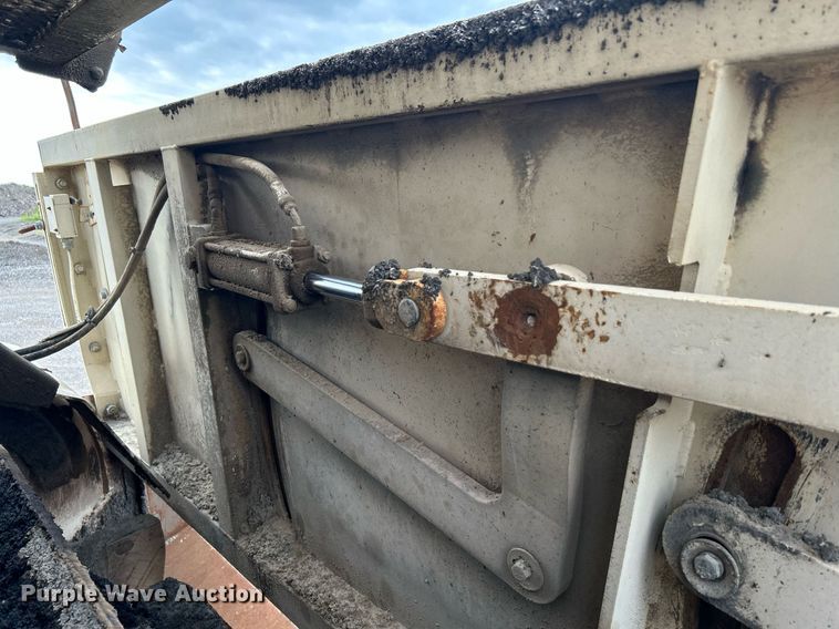 image for item DI7887 2002 Cedarapids MS-4  shuttle buggy material transfer unit