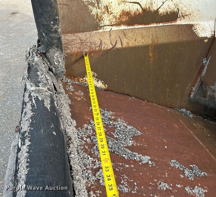 image for item DI7887 2002 Cedarapids MS-4  shuttle buggy material transfer unit