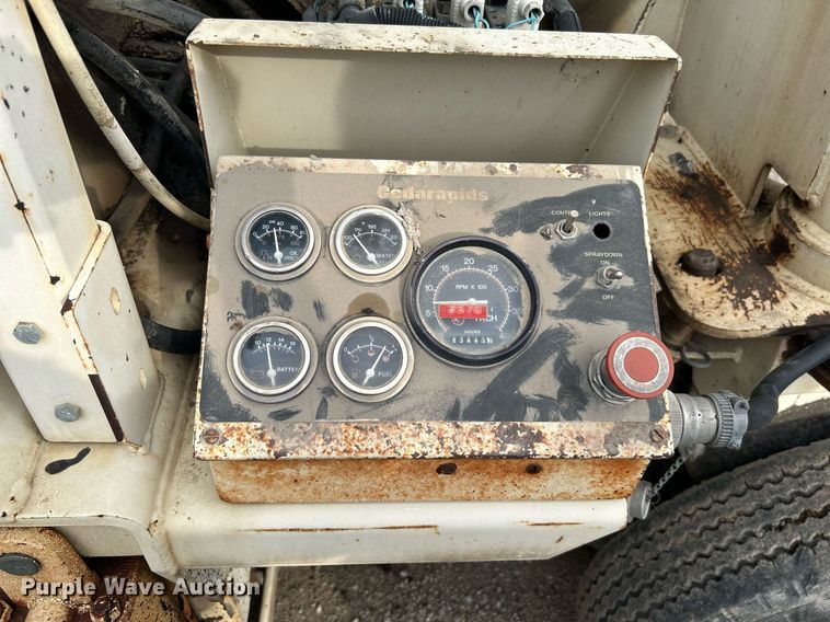 image for item DI7887 2002 Cedarapids MS-4  shuttle buggy material transfer unit