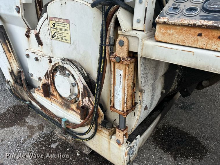 image for item DI7887 2002 Cedarapids MS-4  shuttle buggy material transfer unit