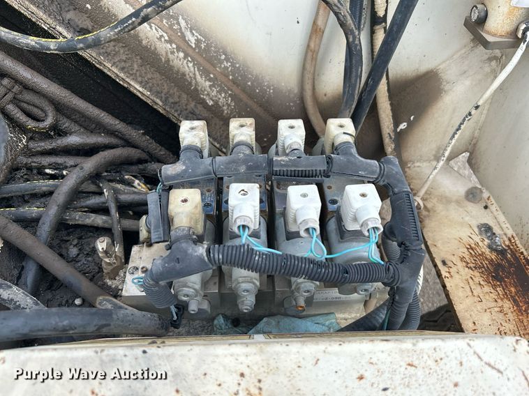 image for item DI7887 2002 Cedarapids MS-4  shuttle buggy material transfer unit