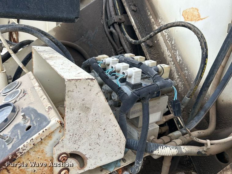 image for item DI7887 2002 Cedarapids MS-4  shuttle buggy material transfer unit