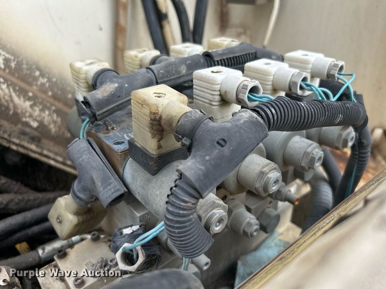 image for item DI7887 2002 Cedarapids MS-4  shuttle buggy material transfer unit