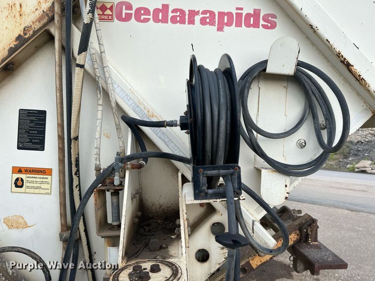 image for item DI7887 2002 Cedarapids MS-4  shuttle buggy material transfer unit