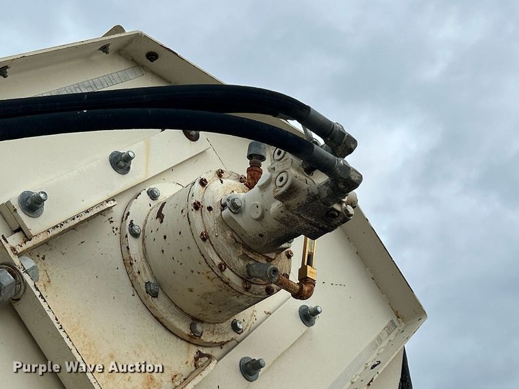 image for item DI7887 2002 Cedarapids MS-4  shuttle buggy material transfer unit