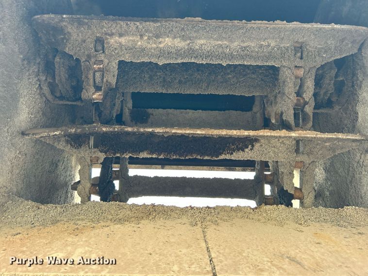 image for item DI7887 2002 Cedarapids MS-4  shuttle buggy material transfer unit