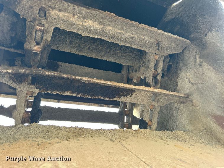 image for item DI7887 2002 Cedarapids MS-4  shuttle buggy material transfer unit