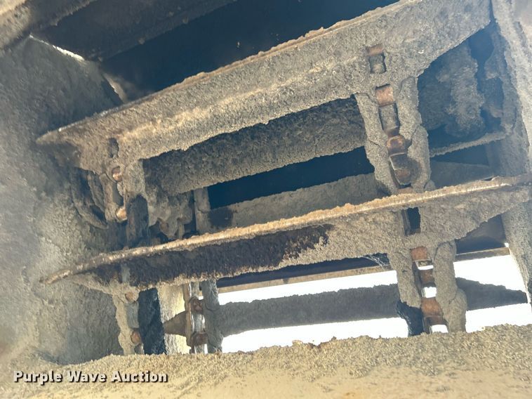 image for item DI7887 2002 Cedarapids MS-4  shuttle buggy material transfer unit