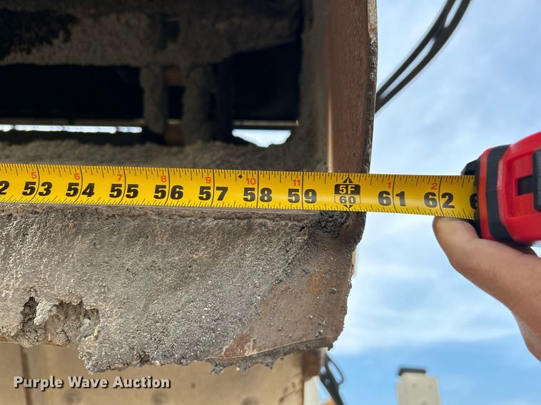 image for item DI7887 2002 Cedarapids MS-4  shuttle buggy material transfer unit