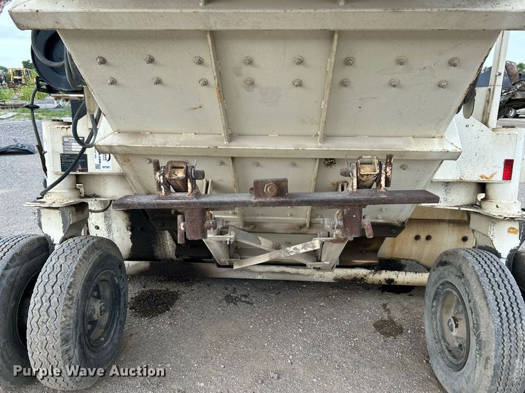 image for item DI7887 2002 Cedarapids MS-4  shuttle buggy material transfer unit