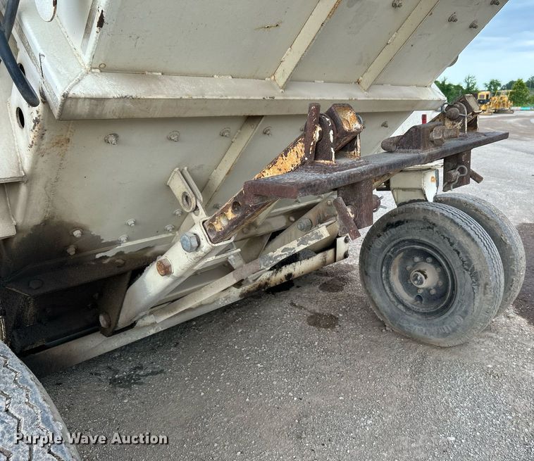 image for item DI7887 2002 Cedarapids MS-4  shuttle buggy material transfer unit