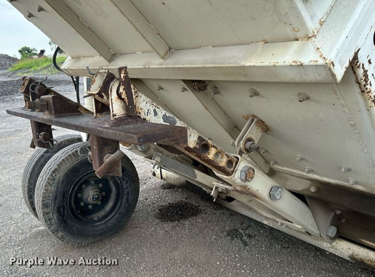 image for item DI7887 2002 Cedarapids MS-4  shuttle buggy material transfer unit