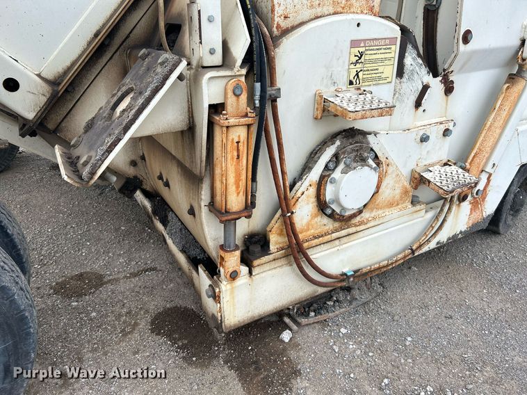 image for item DI7887 2002 Cedarapids MS-4  shuttle buggy material transfer unit