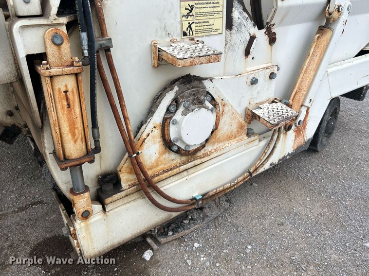 image for item DI7887 2002 Cedarapids MS-4  shuttle buggy material transfer unit