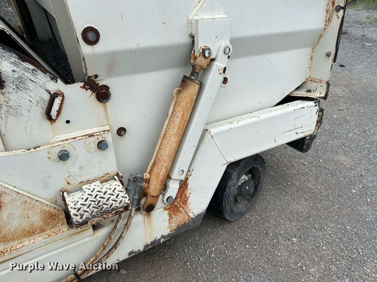 image for item DI7887 2002 Cedarapids MS-4  shuttle buggy material transfer unit