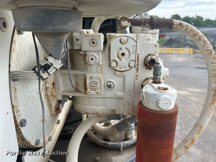 image for item DI7887 2002 Cedarapids MS-4  shuttle buggy material transfer unit