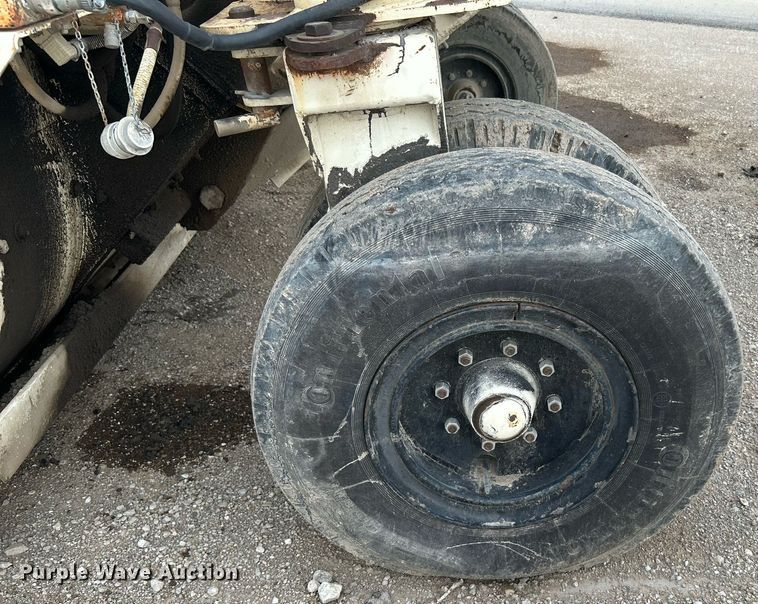 image for item DI7887 2002 Cedarapids MS-4  shuttle buggy material transfer unit