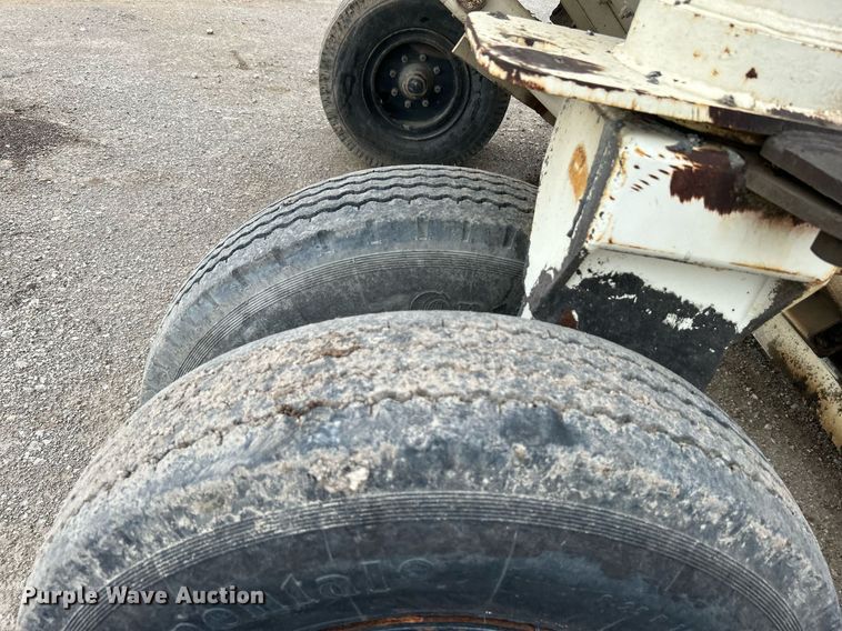 image for item DI7887 2002 Cedarapids MS-4  shuttle buggy material transfer unit