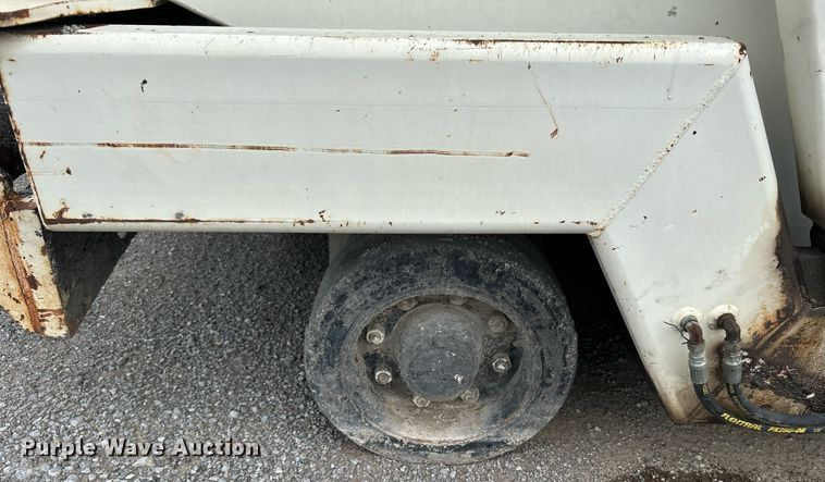 image for item DI7887 2002 Cedarapids MS-4  shuttle buggy material transfer unit