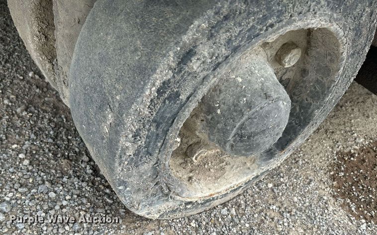 image for item DI7887 2002 Cedarapids MS-4  shuttle buggy material transfer unit