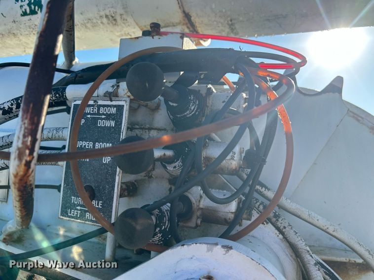 image for item DI7890 1990 International 4700  bucket truck